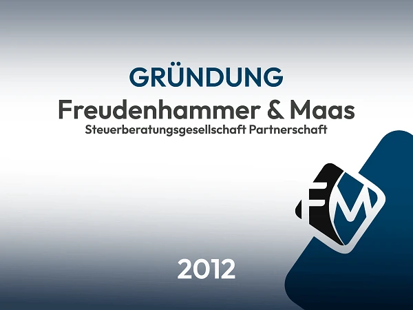 Das Bild zeigt eine grafische Gestaltung mit dem Titel "GRÜNDUNG" und dem Namen "Freudenhammer & Maas Steuerberatungsgesellschaft Partnerschaft" sowie dem Jahr "2012". Im Hintergrund ist ein Verlauf von hellgrau zu dunkelgrau zu sehen, während das Logo "FM" in der unteren rechten Ecke platziert ist.