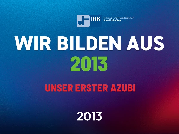 Das Bild enthält den Text „WIR BILDEN AUS 2013 UNSER ERSTER AZUBI 2013“ in großen, auffälligen Buchstaben, wobei das Wort „2013“ farblich hervorgehoben ist. Oben links befindet sich das Logo der Industrie- und Handelskammer Bonn/Rhein-Sieg. Der Hintergrund verläuft in einem Farbverlauf von Blau zu Rot.