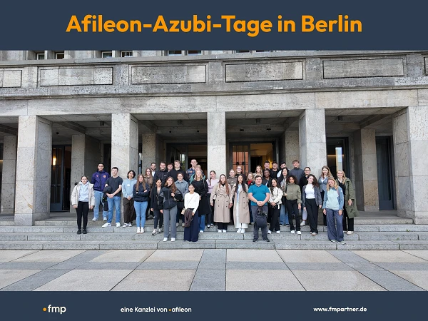 Gruppenfoto der Teilnehmenden der Afileon-Azubi-Tage in Berlin. Auszubildende und Studierende stehen gemeinsam vor einem großen steinernen Gebäude. Die Überschrift lautet „Afileon-Azubi-Tage in Berlin“. Am unteren Rand sind das fmp-Logo, der Hinweis „eine Kanzlei von afileon“ und die Website fmpartner.de zu sehen.