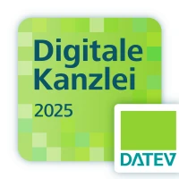 Das Bild zeigt zwei quadratische Logos auf einem weißen Hintergrund. Das größere Logo in verschiedenen Grüntönen trägt die Aufschrift "Digitale Kanzlei 2025", während das kleinere Logo den Schriftzug "DATEV" in blauer Schrift auf einem grünen Hintergrund enthält.