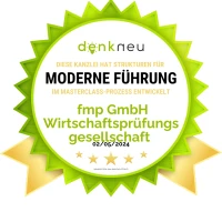 Eine grüne Auszeichnung mit aufgedrucktem Text, die bescheinigt, dass eine Kanzlei eine Struktur für moderne Führung im Masterclass-Prozess entwickelt hat, datiert auf den 02.05.2024.