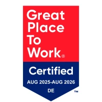 Das Bild zeigt ein Logo für die Auszeichnung "Great Place To Work", das in den Farben rot und blau gestaltet ist. Der Text besagt, dass das Unternehmen für den Zeitraum von August 2025 bis August 2026 zertifiziert ist.