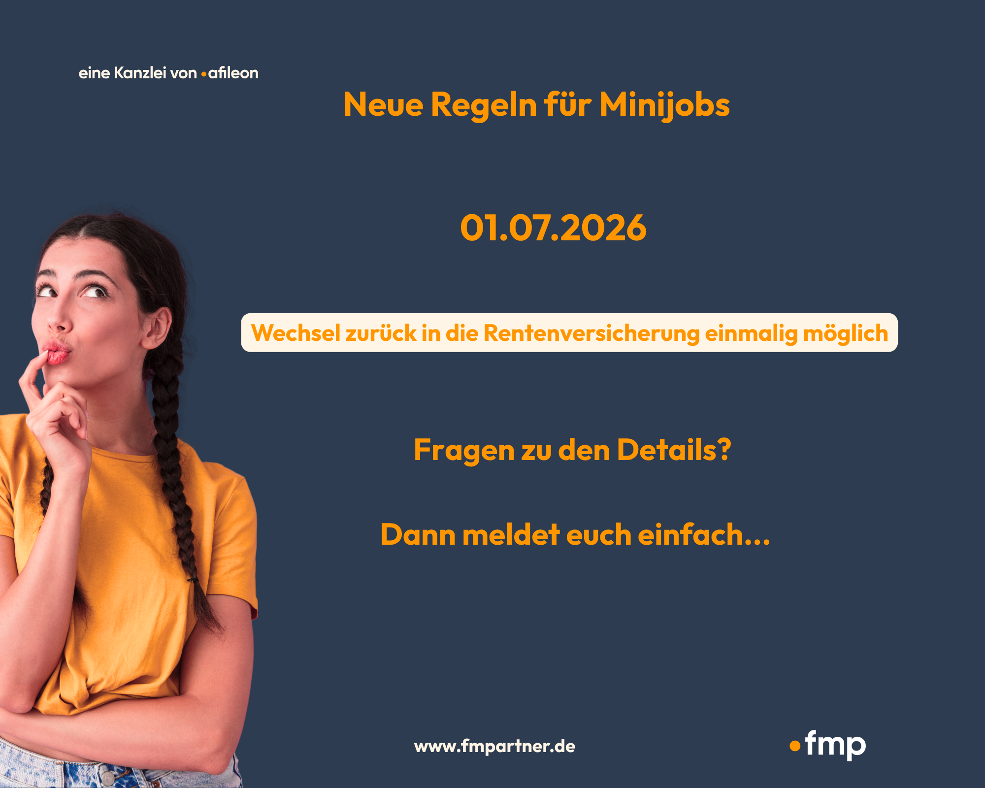 Eine nachdenkliche junge Frau mit braunen Haaren und einem gelben T-Shirt hält ihren Zeigefinger an die Lippen. Der Hintergrund ist in einem dunklen Braunton gehalten. Der Text informiert über neue Regeln für Minijobs, die ab dem 01.07.2026 gelten, und erwähnt, dass ein einmaliger Wechsel zurück in die Rentenversicherung möglich ist. Es gibt auch Hinweise auf weitere Fragen und einen Kontakt zur Kanzlei fmp.