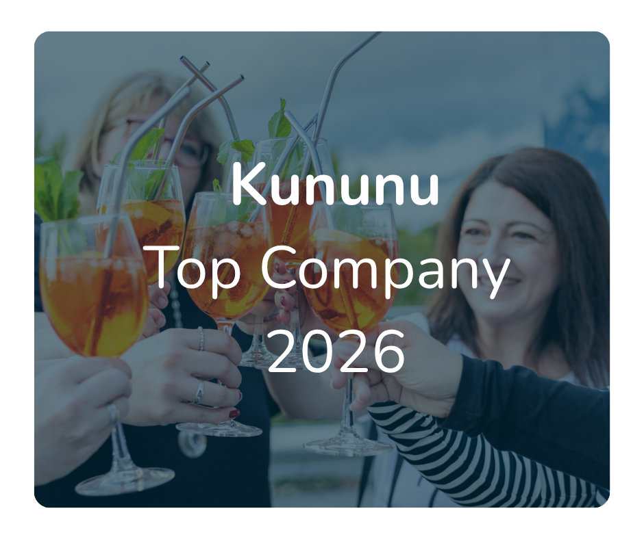 Mehrere Menschen stoßen mit Gläsern voller Getränke an, während im Vordergrund die Aufschrift „Kununu Top Company 2026“ zu sehen ist.